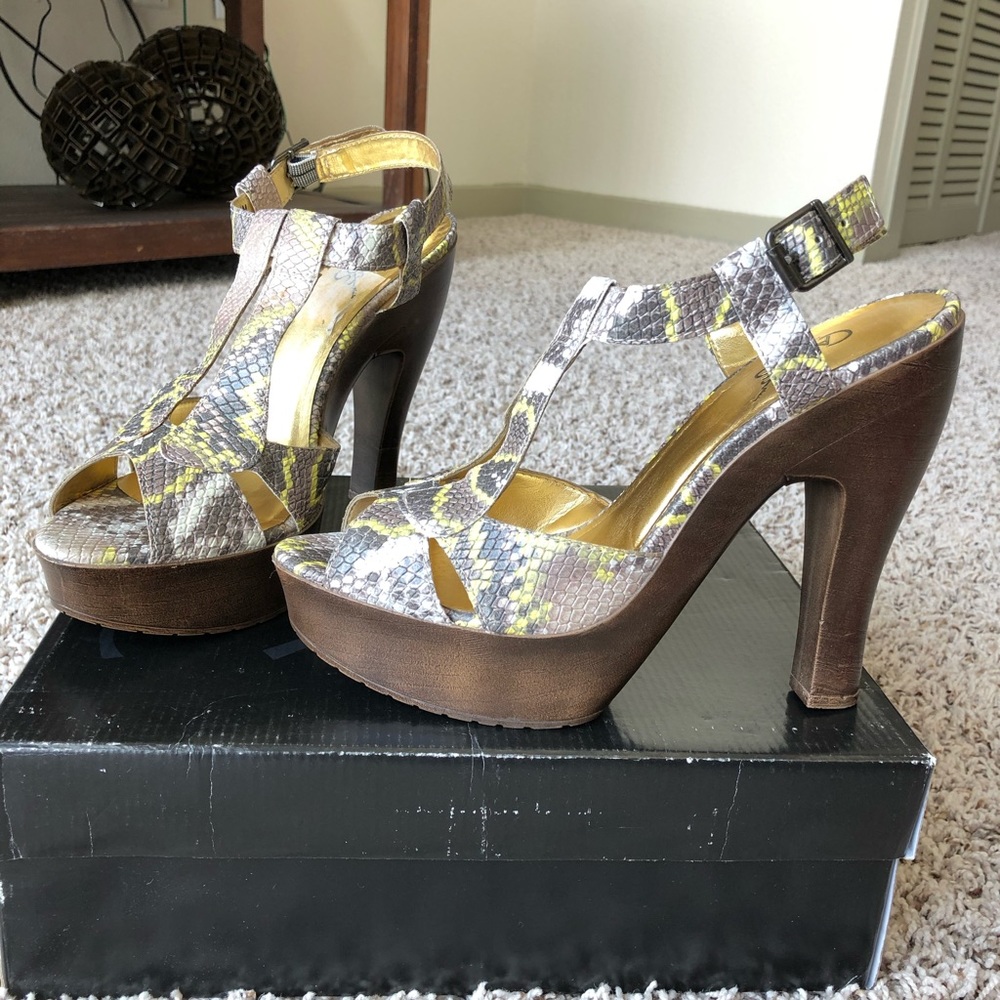 ⭐️ Carlos Santana Snakeskin Print Sandal ⭐️ - Picture 6 of 8